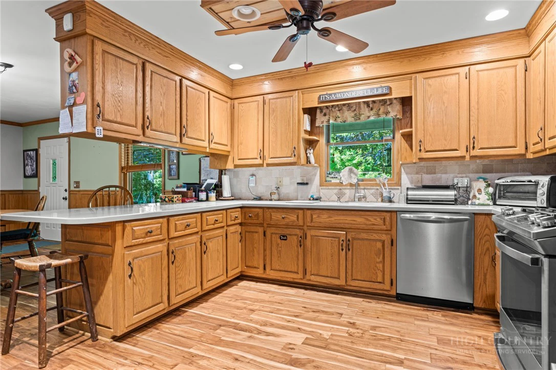 Image number 14 for the current listing