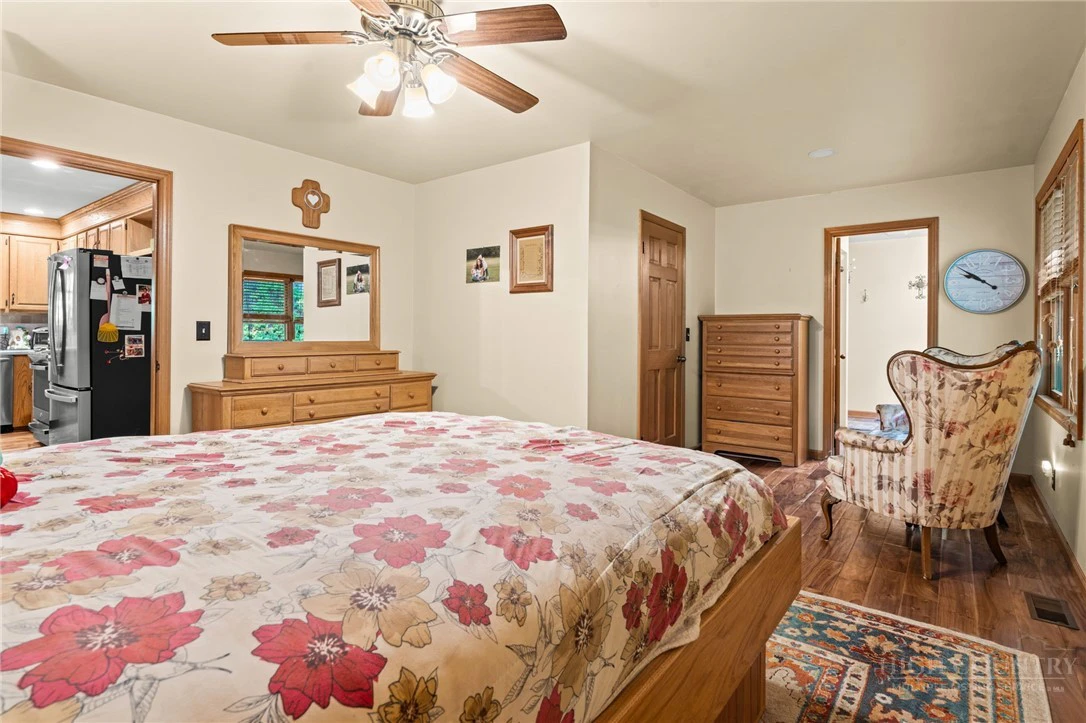 Image number 18 for the current listing