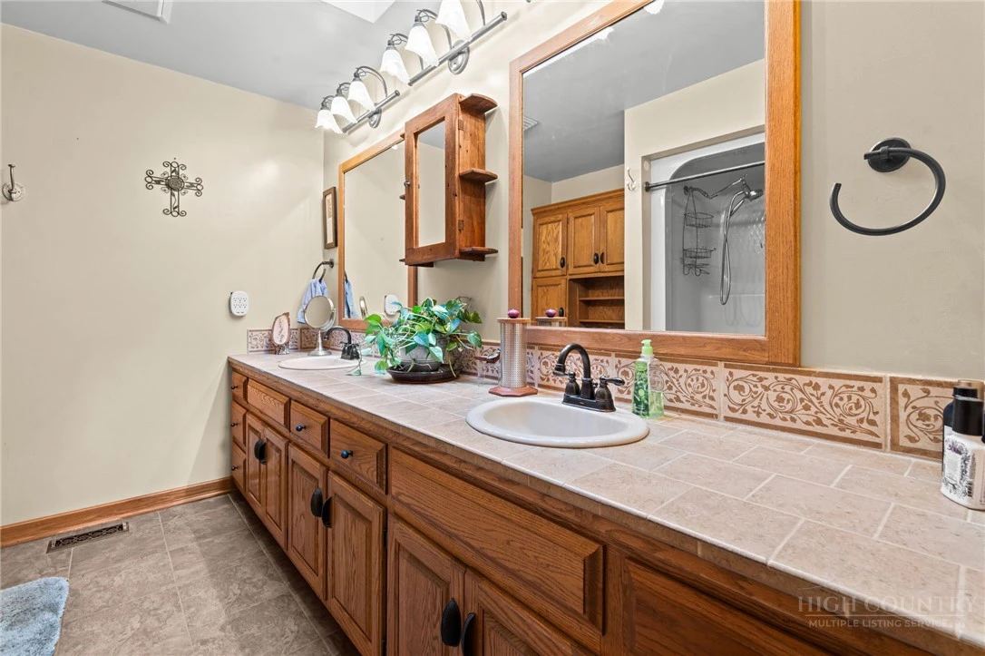 Image number 19 for the current listing