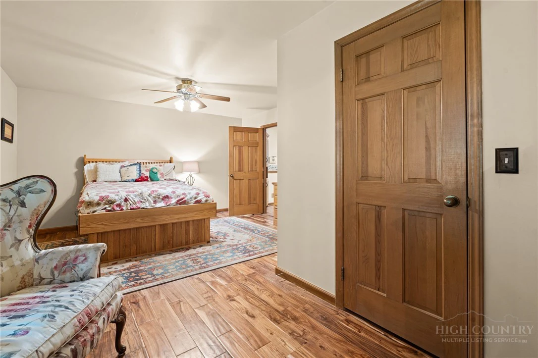 Image number 21 for the current listing