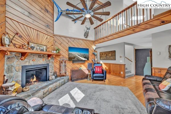 Image number 1 for the current listing