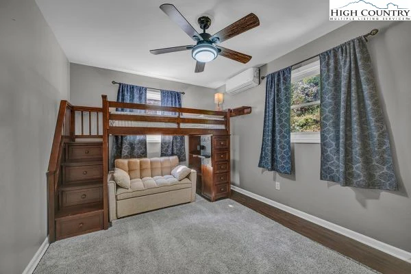 Image number 4 for the current listing