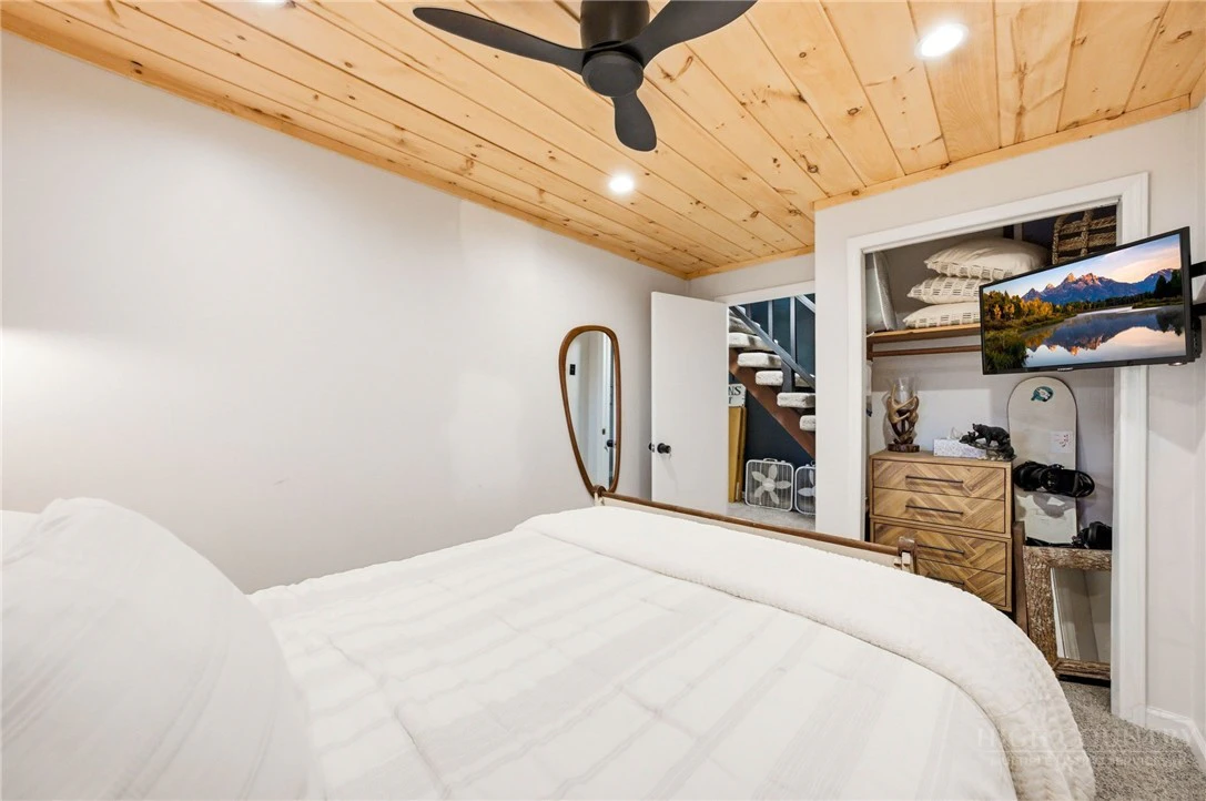 Image number 8 for the current listing