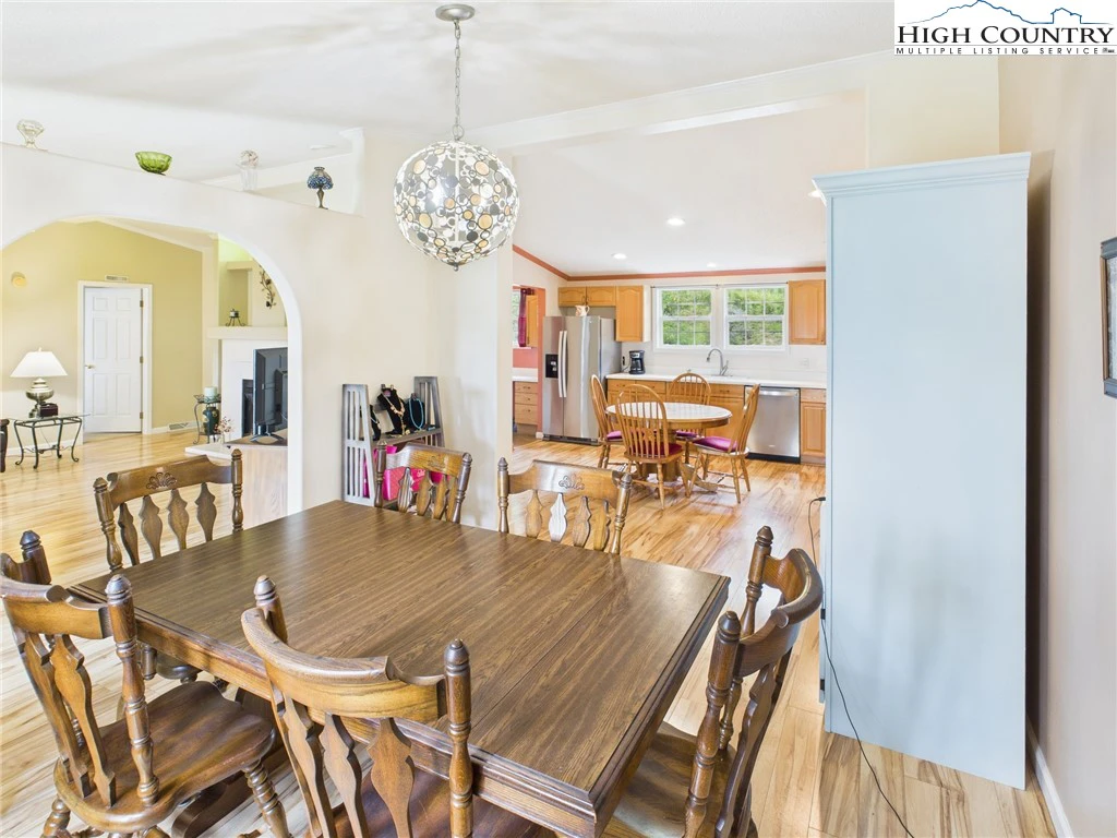 Image number 8 for the current listing