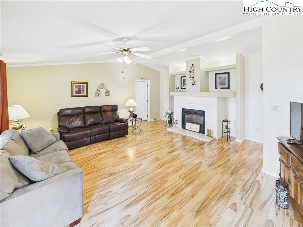 Image number 17 for the current listing