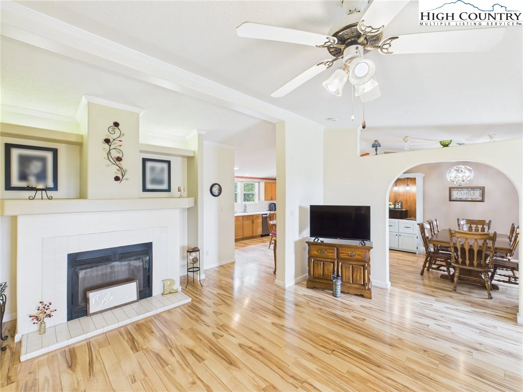 Image number 14 for the current listing