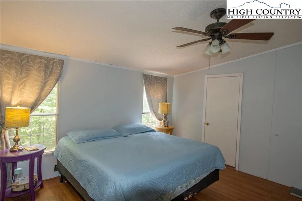 Image number 18 for the current listing