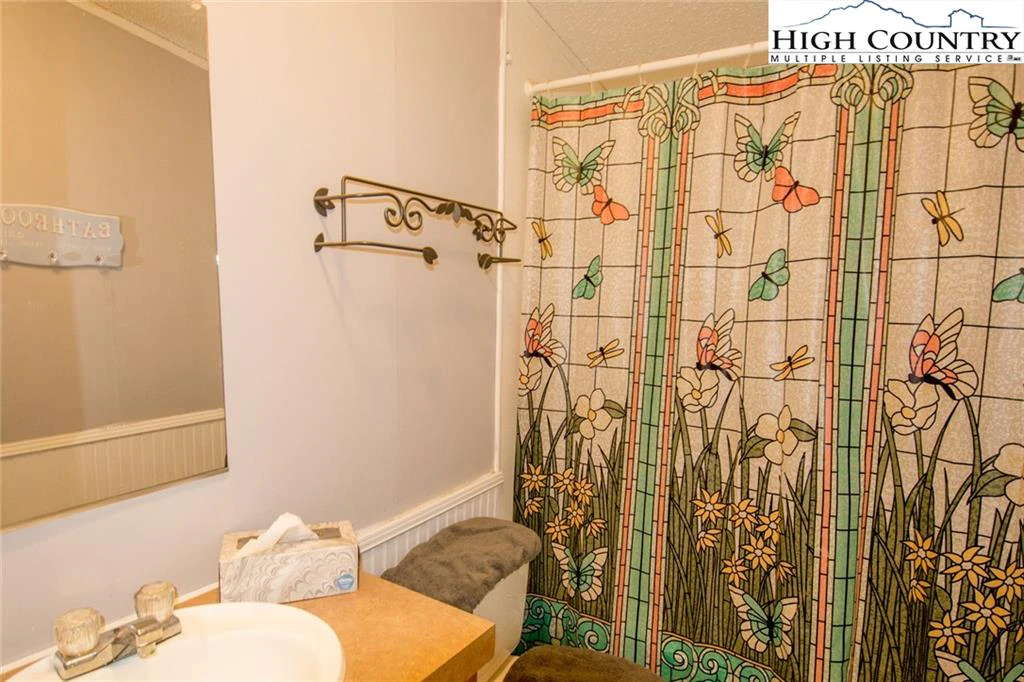 Image number 14 for the current listing