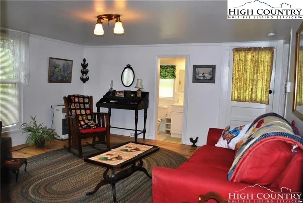 Image number 3 for the current listing
