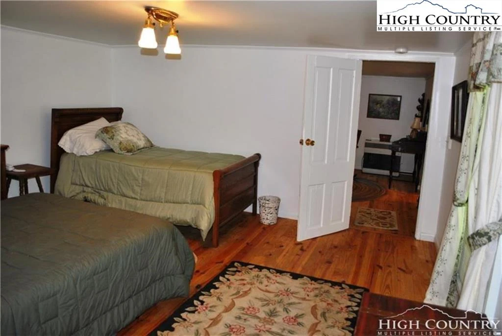 Image number 9 for the current listing