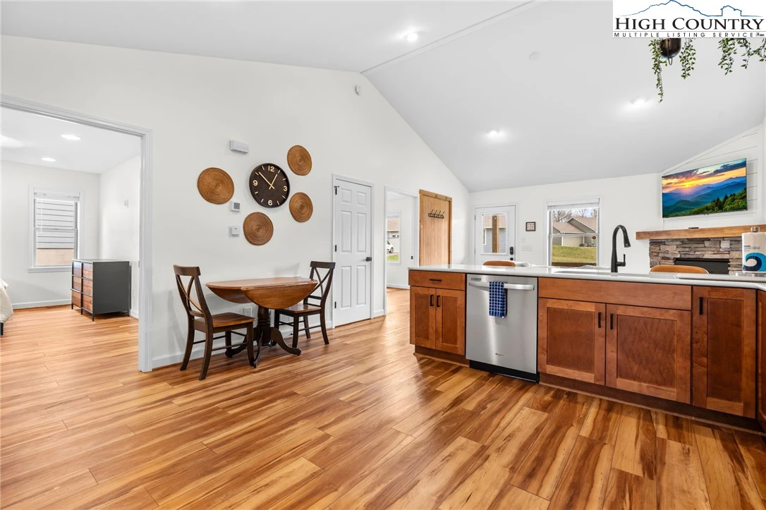 Image number 18 for the current listing