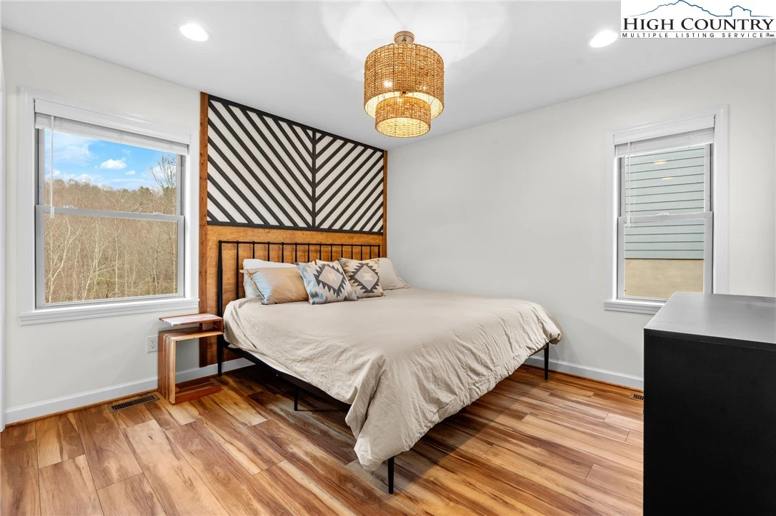 Image number 11 for the current listing