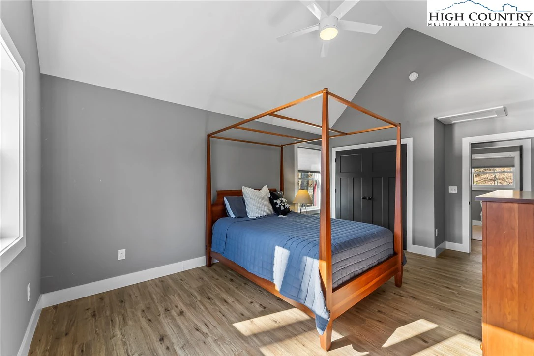 Image number 9 for the current listing