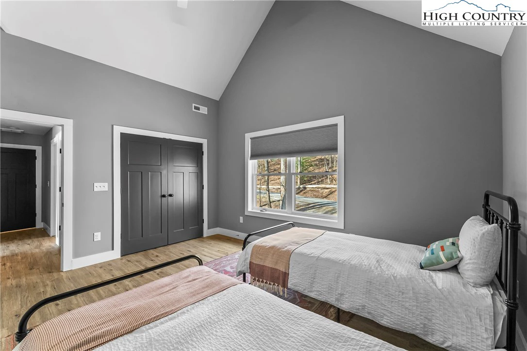 Image number 2 for the current listing