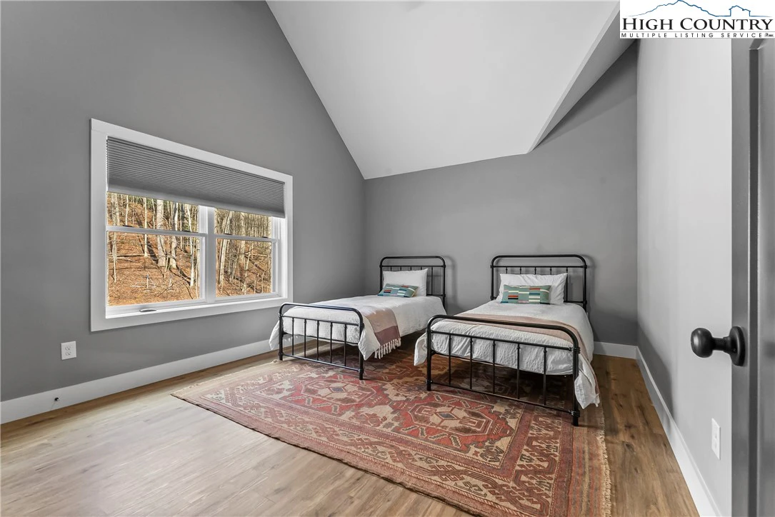 Image number 16 for the current listing