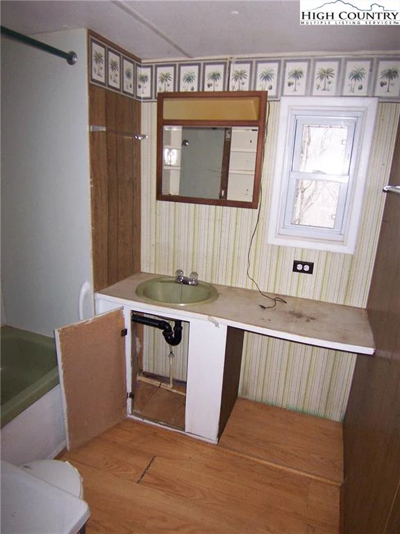 Image number 9 for the current listing