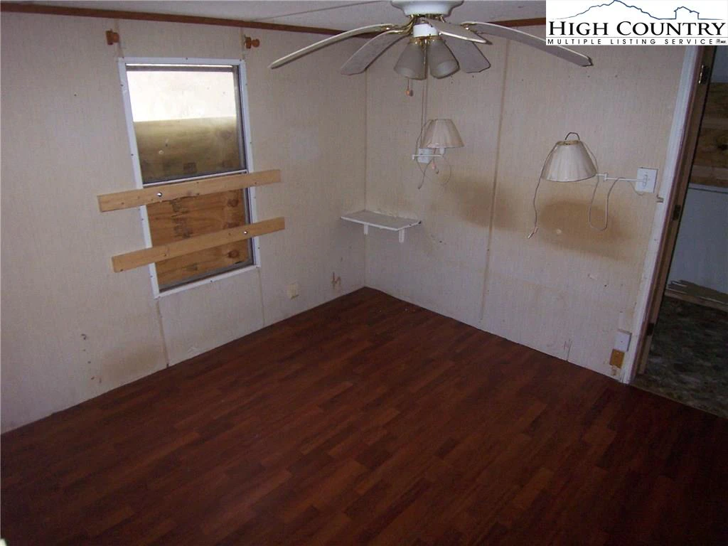 Image number 17 for the current listing