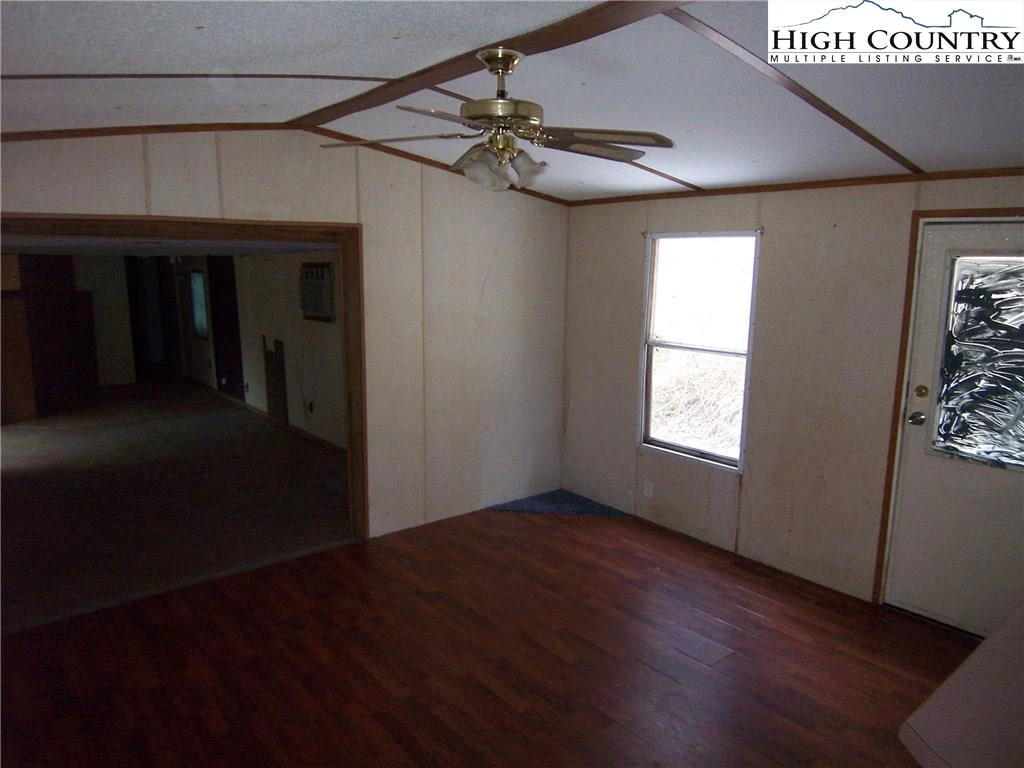 Image number 14 for the current listing
