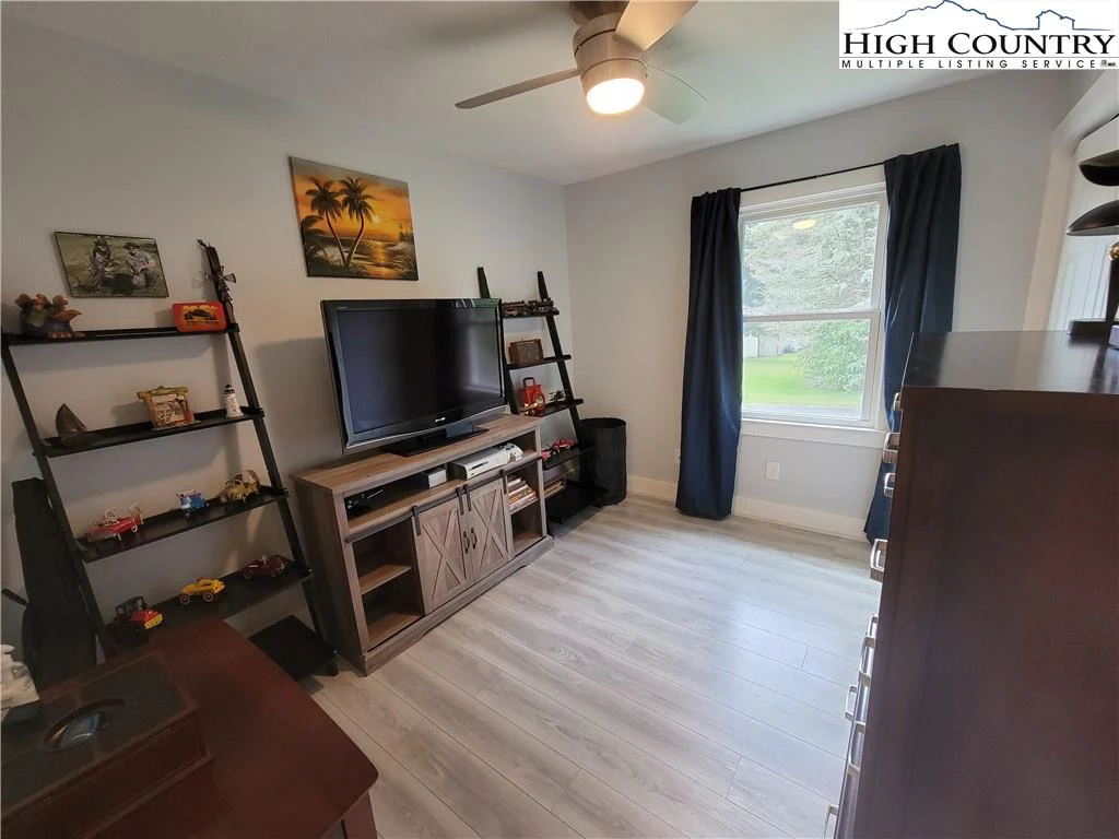 Image number 3 for the current listing
