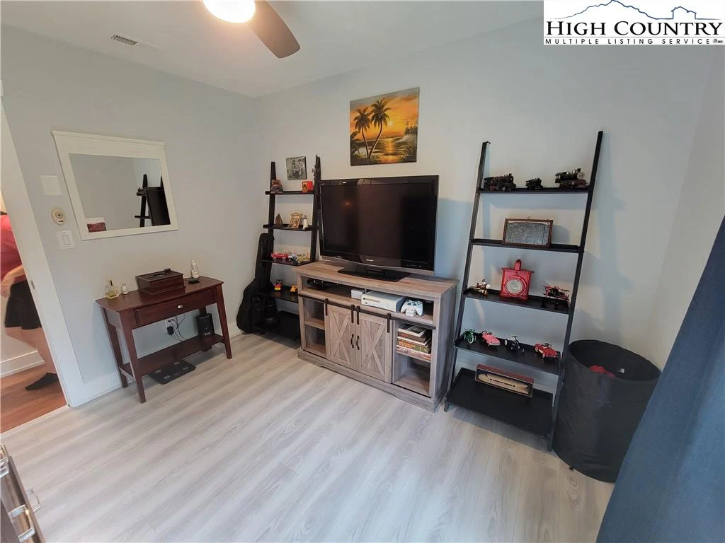 Image number 4 for the current listing