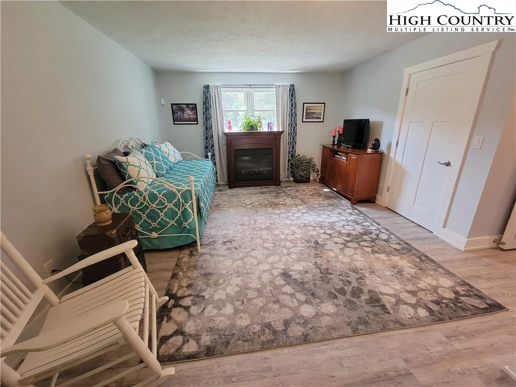 Image number 9 for the current listing