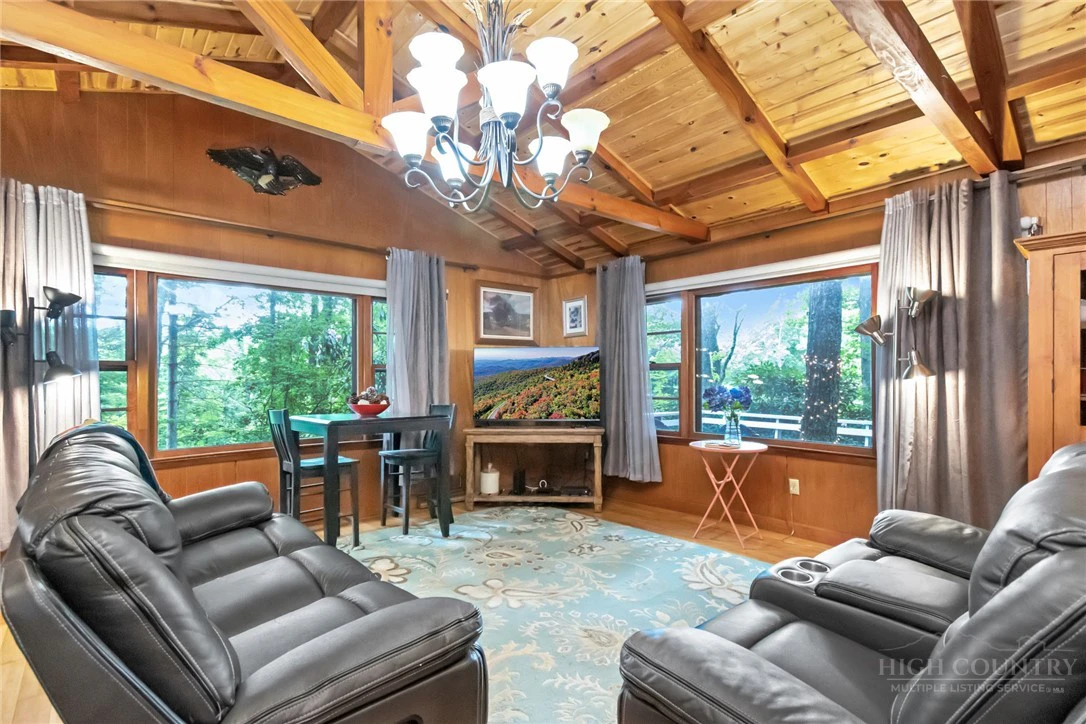 Image number 15 for the current listing