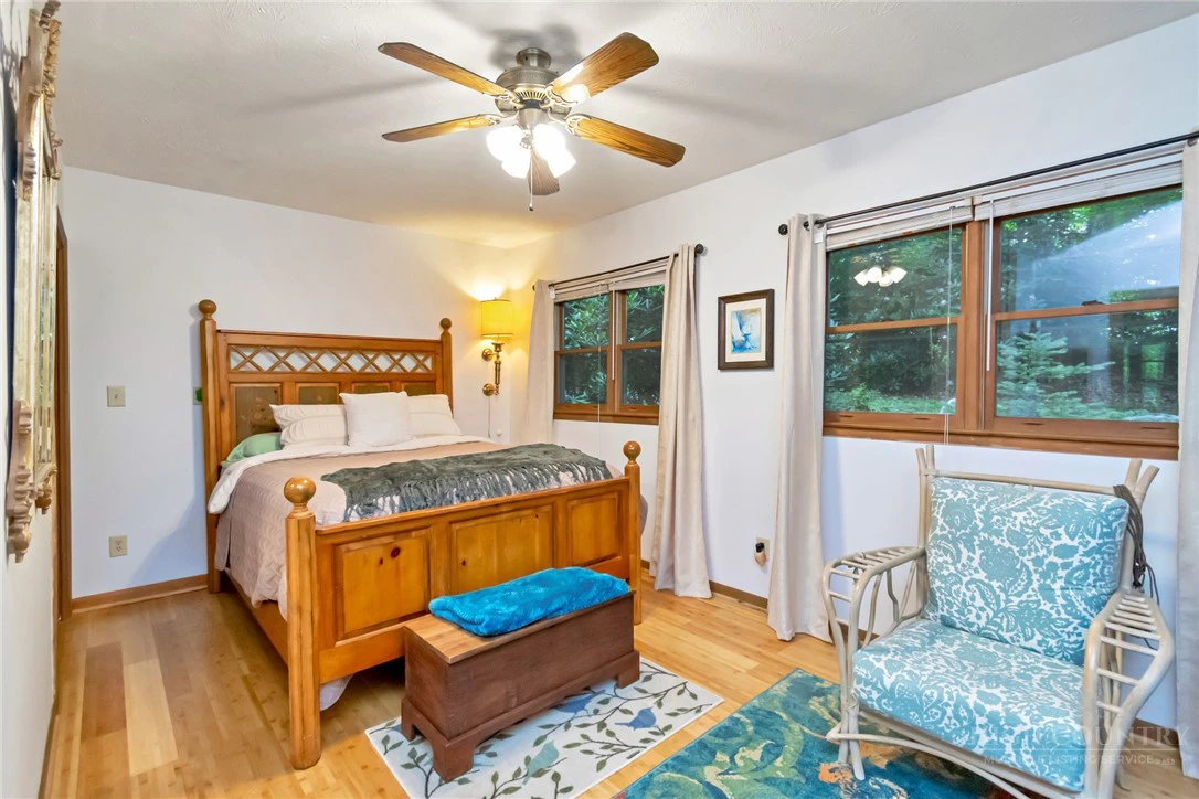 Image number 21 for the current listing