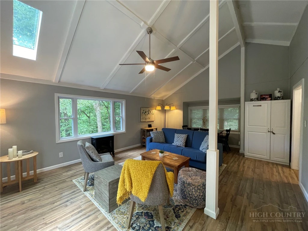 Image number 11 for the current listing