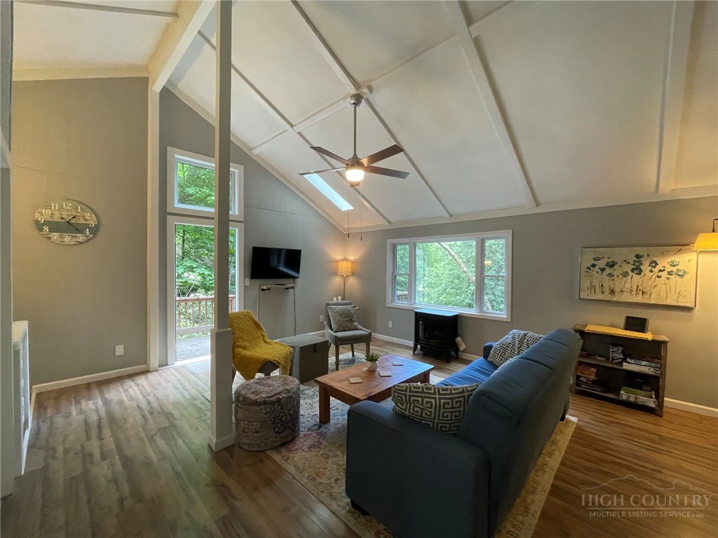 Image number 14 for the current listing