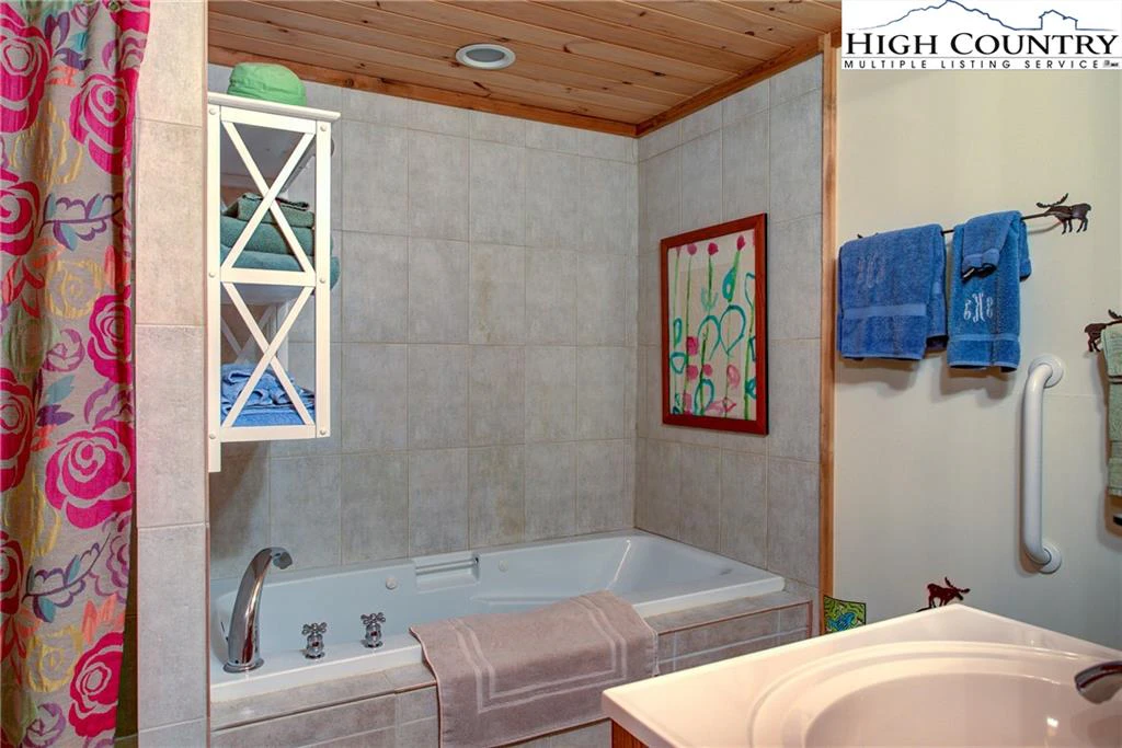 Image number 16 for the current listing