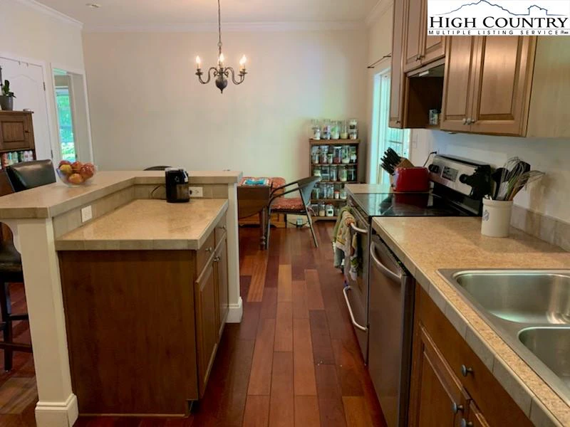 Image number 2 for the current listing