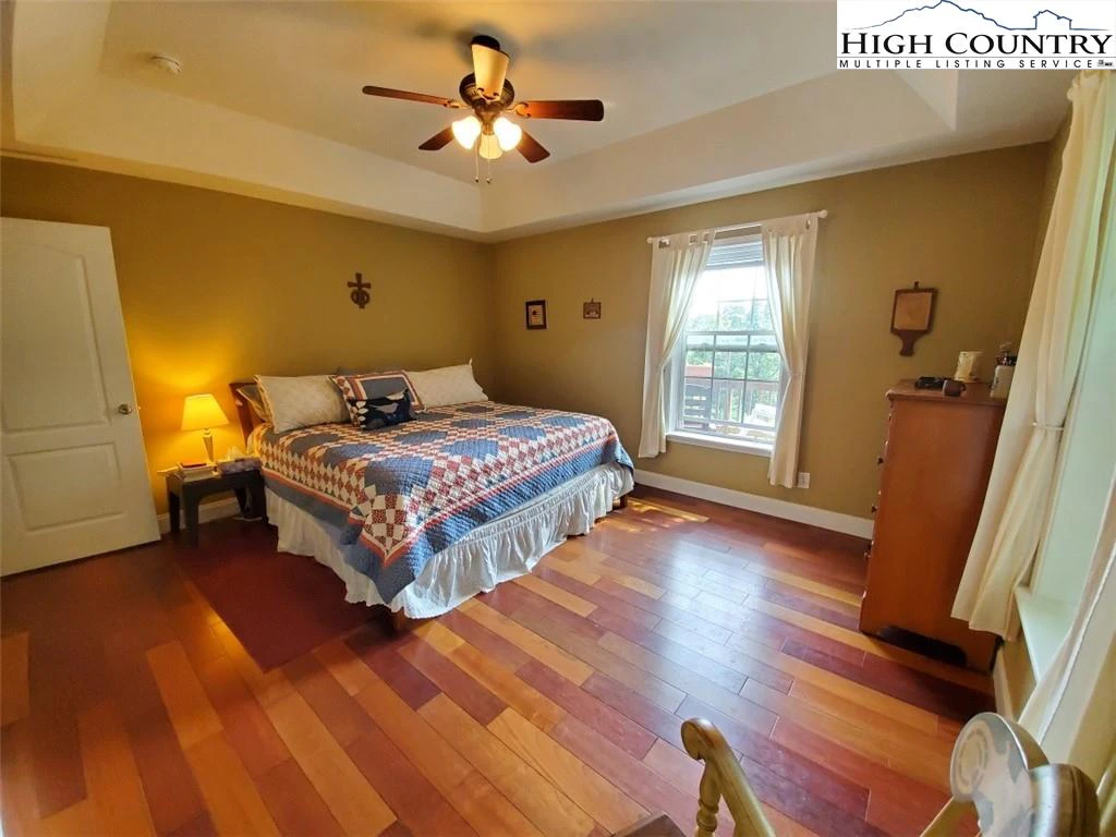 Image number 11 for the current listing