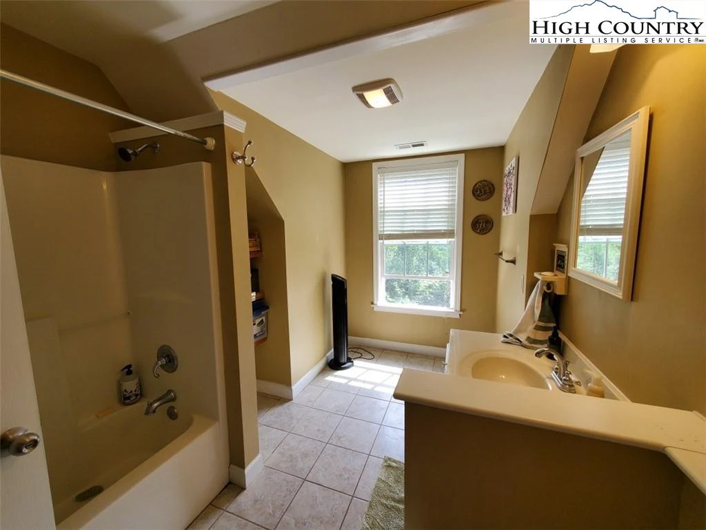 Image number 5 for the current listing
