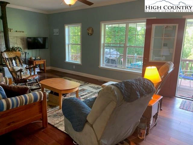 Image number 19 for the current listing