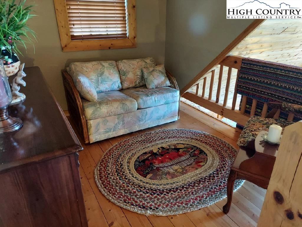 Image number 9 for the current listing