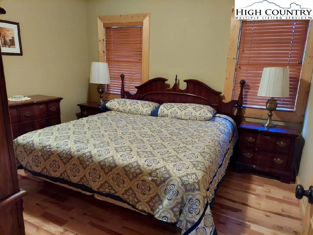 Image number 4 for the current listing