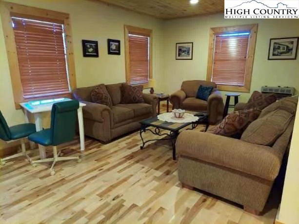 Image number 3 for the current listing