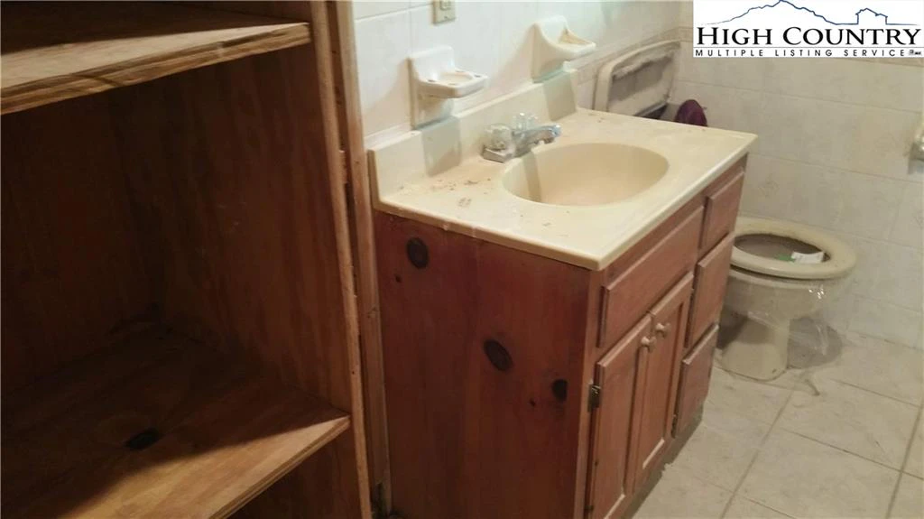 Image number 3 for the current listing