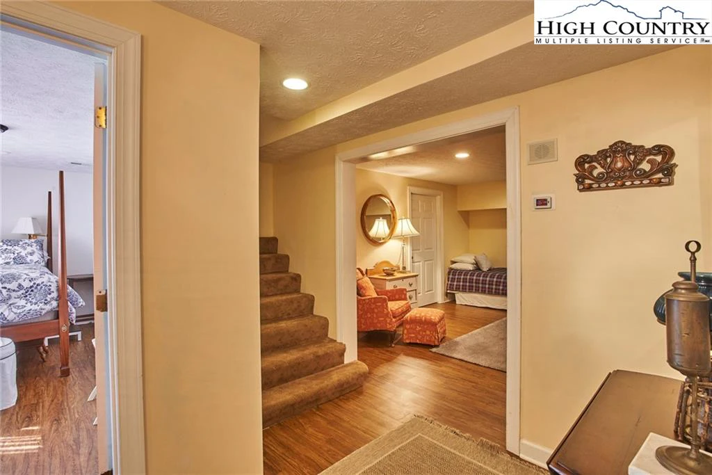 Image number 6 for the current listing