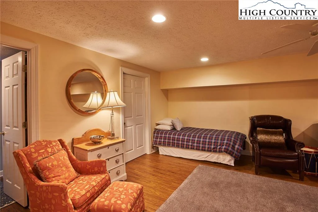 Image number 7 for the current listing