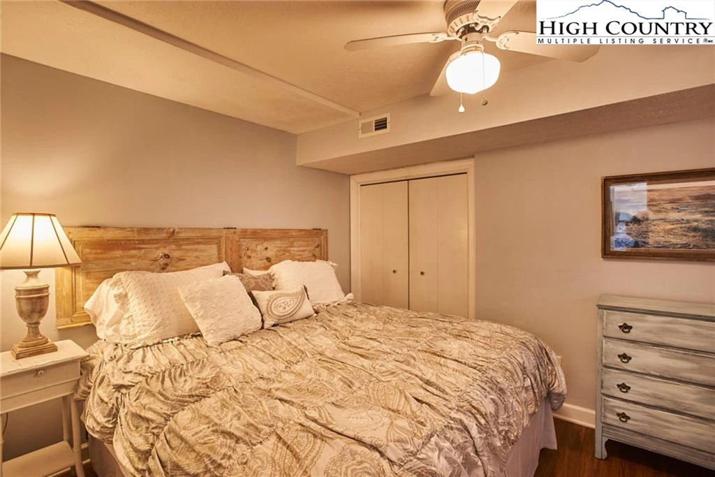 Image number 2 for the current listing