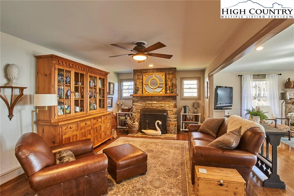 Image number 20 for the current listing