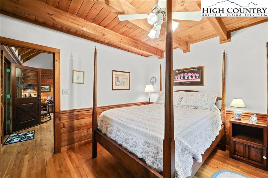 Image number 4 for the current listing