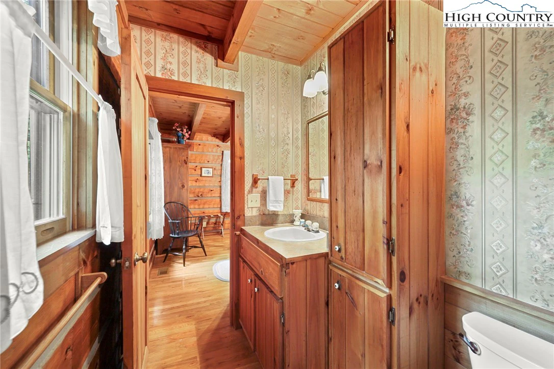 Image number 15 for the current listing