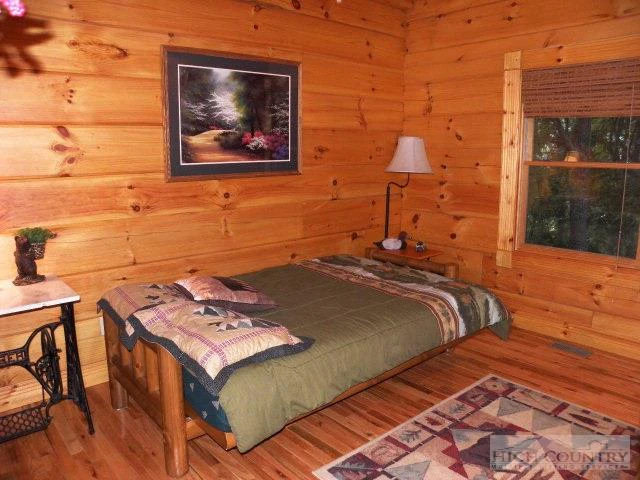 Image number 19 for the current listing