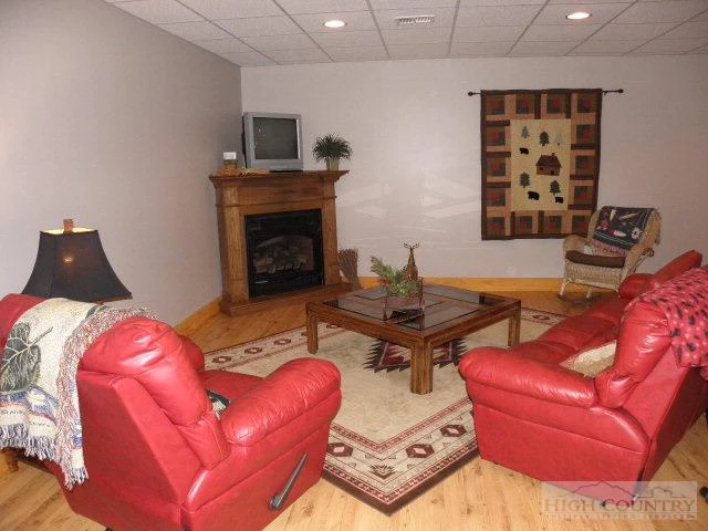 Image number 16 for the current listing