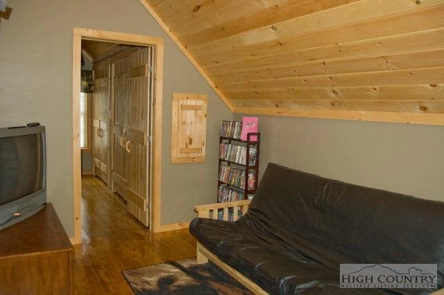 Image number 21 for the current listing