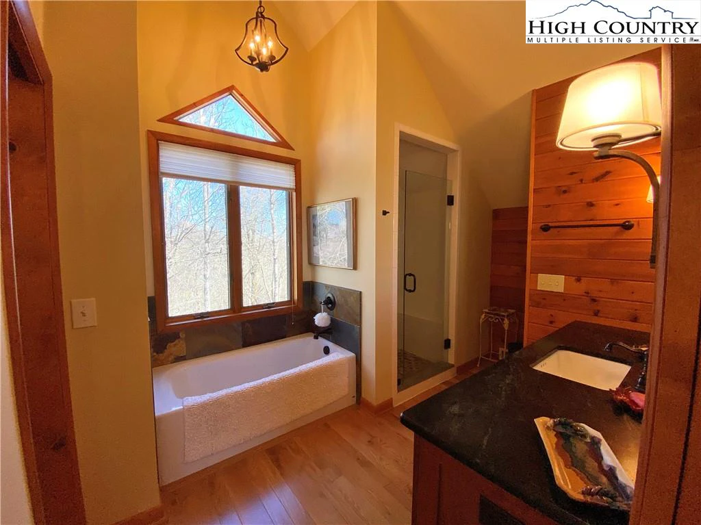 Image number 3 for the current listing