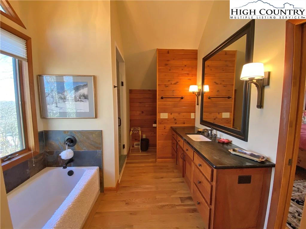 Image number 4 for the current listing