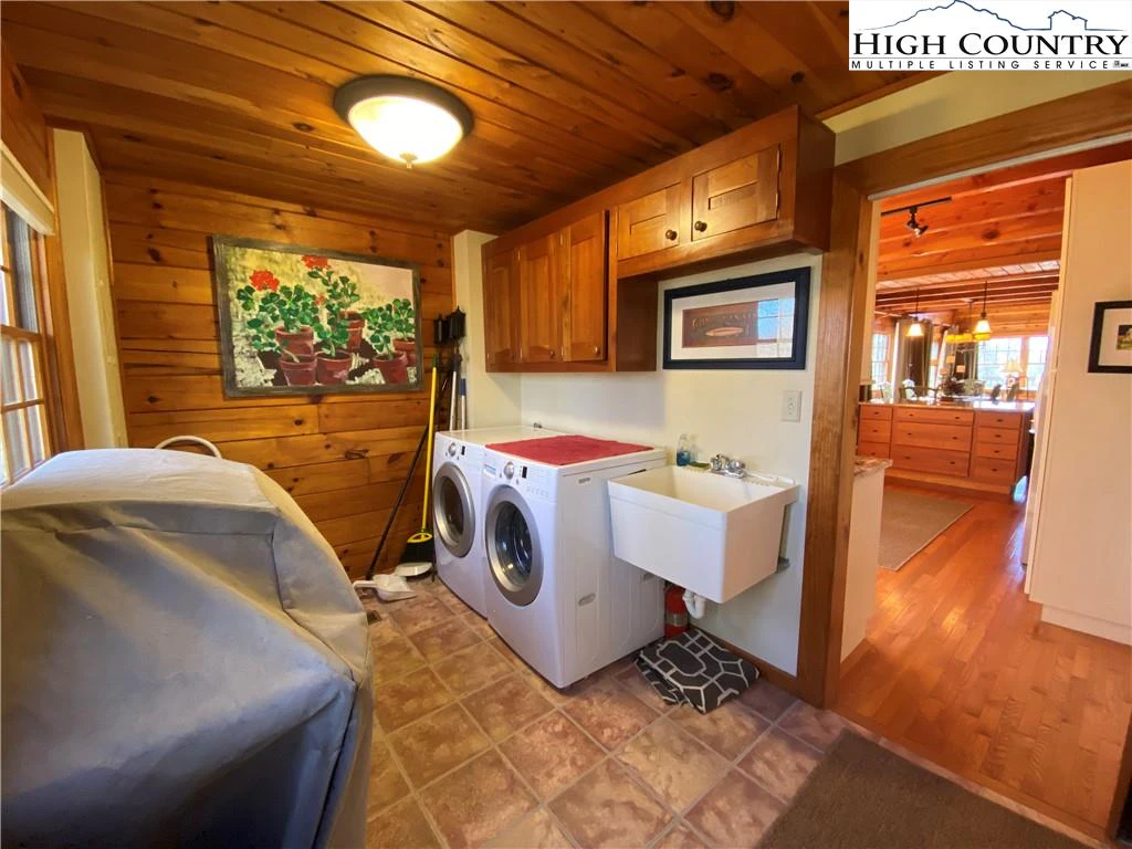 Image number 15 for the current listing